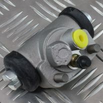 Left-Hand Rear Wheel Cylinder - Rear Drum Brake | Defender 90 1991-1993